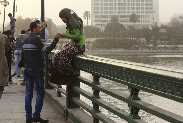 A couple talks on a bridge in central Cairo. ©REUTERS/Asmaa Waguih