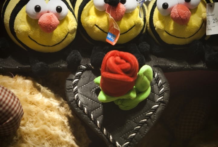 Valentines day gifts are pictured at a shop in Tehran. ©REUTERS/Raheb Homavandi