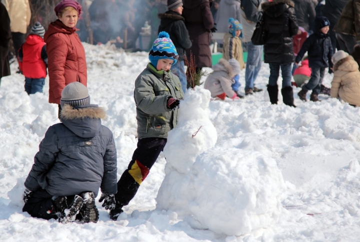 Making a snowman. Photo by Yaroslav Radlovskiy©