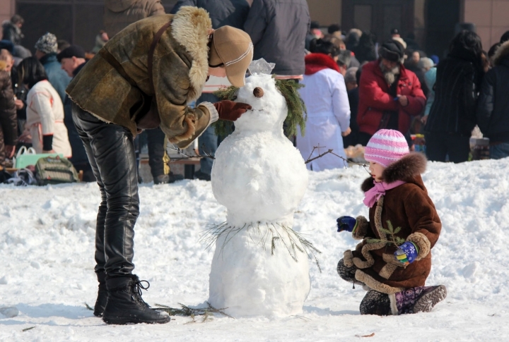 Making a snowman. Photo by Yaroslav Radlovskiy©