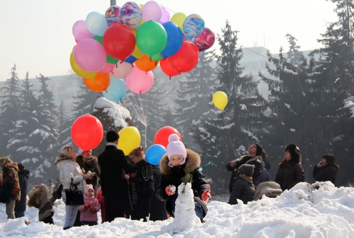 Making a snowman. Photo by Yaroslav Radlovskiy©