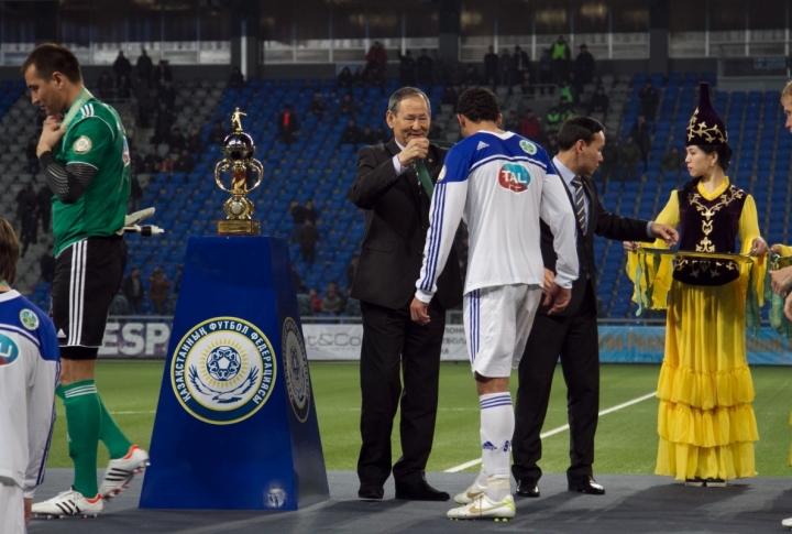 Football players are awarded by famous Kairat player Seilda Baishakov. Photo by Danial Okassov©