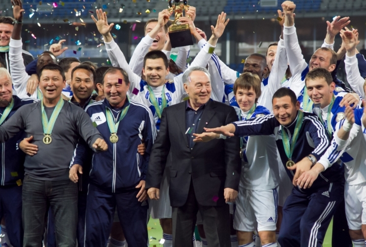 Kazakhstan President Nursultan Nazarbayev presented the Supercup to the team. Photo by Danial Okassov©