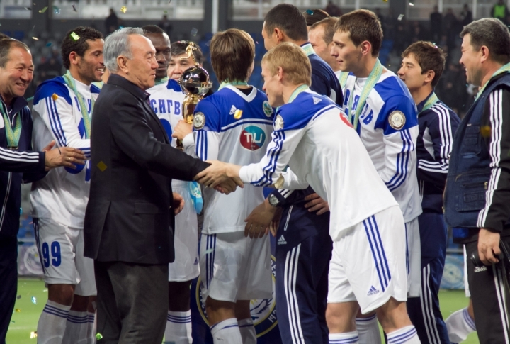 Kazakhstan President Nursultan Nazarbayev presented the Supercup to the team. Photo by Danial Okassov©