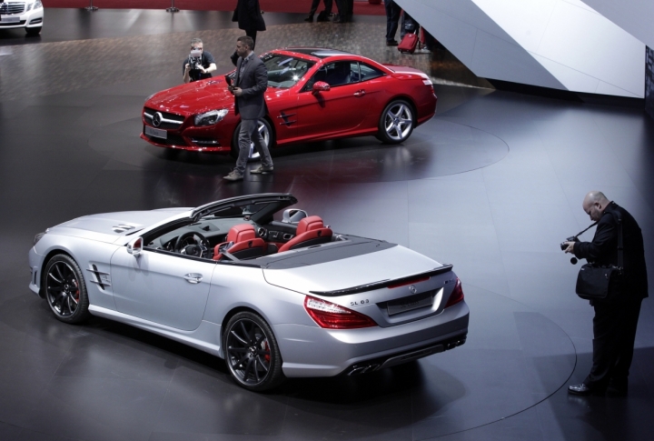 Journalist standing in front of new SL model from Mercedes-Benz. ©REUTERS