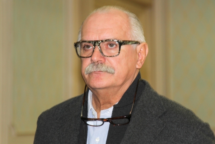 Russian filmmaker Nikita Mikhalkov looked very serious with two glasses in Astana. Photo by Renat Tashkinbayev©