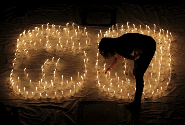 People light candles during Earth Hour after lights were turned off in Cali, Colombia. ©REUTERS/Jaime Saldarriaga