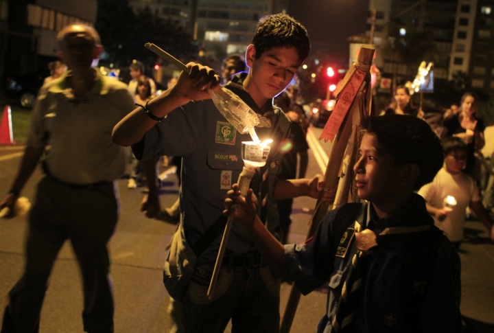 Children light a candle while marching during Earth Hour in Lima, Peru. ©REUTERS/Enrique Castro-Mendivil