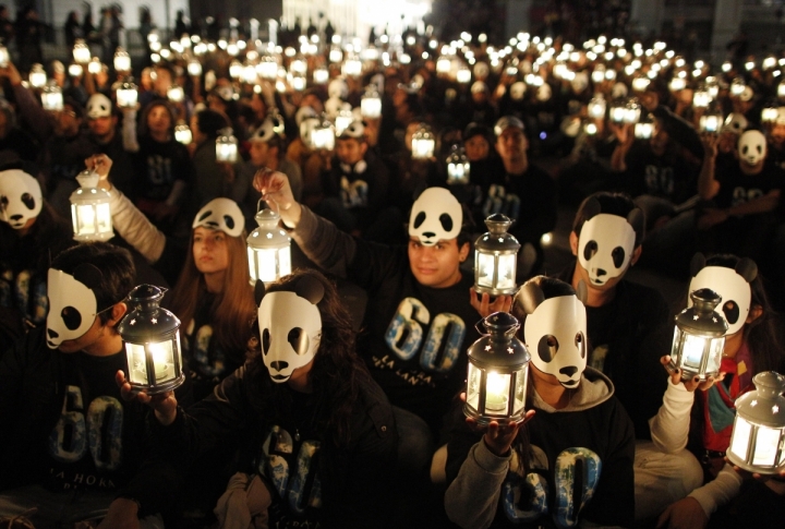 Chilean volunteers hold up candles during Earth Hour in Valparaiso city. ©REUTERS/Eliseo Fernandez