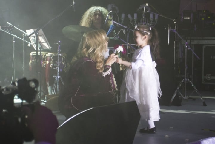 Lara Fabian warmly thanked the kids giving her flowers. Photo by Aizhan Tugelbayeva© 