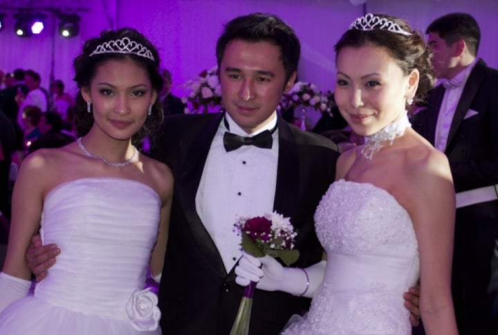 Actor Anuar Nurpeissov with two debutants. Photo by Aizhan Tugelbayeva©