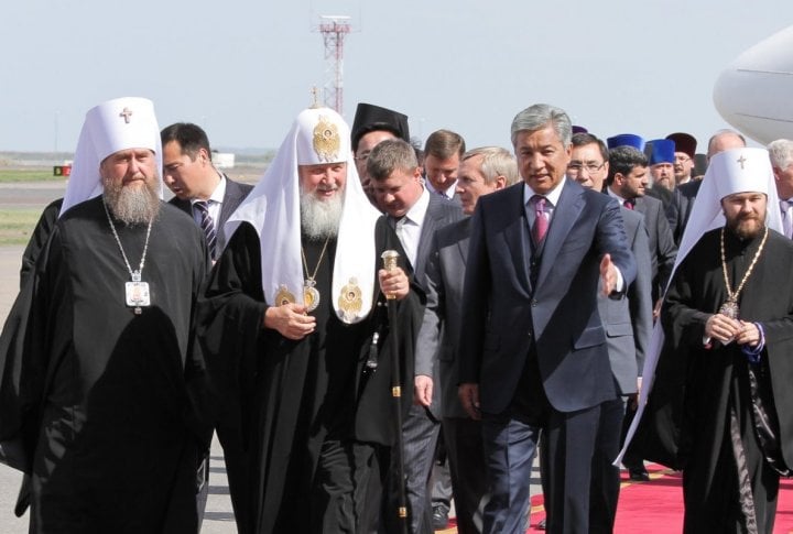 Mayor of Astana Imangali Tasmagambetov met Petriarch Kirill in the airport. Photo by Danial Okassov©