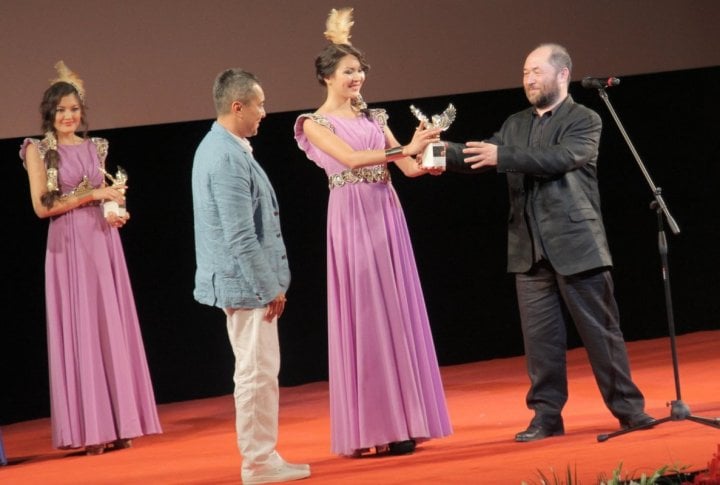 Timur Bekmambetov handing an award to Kazakhstan director Akhan Satayev. Photo by Danial Okassov©