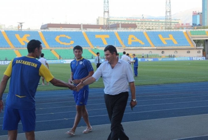 Viktor Kamykov and Kairat Nurdauletov shake hands. Photo by Vladimir Dmitriyev©