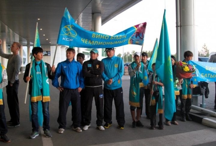 Fans waited for Aleksandre Vinokourov since 5 a.m. Photo by  Danial Okassov©