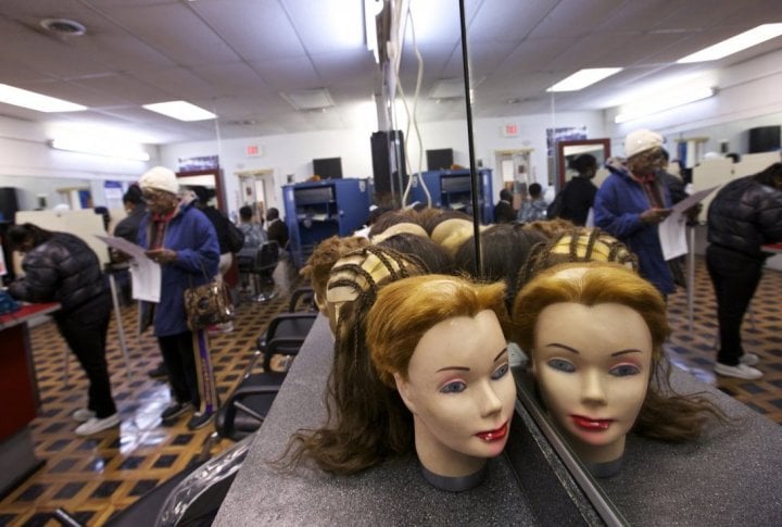 Voters cast their ballots at the Gordies Foundation Barber School during the U.S. presidential election at Sam's Auto Sales in Chicago. ©REUTERS/John Gress