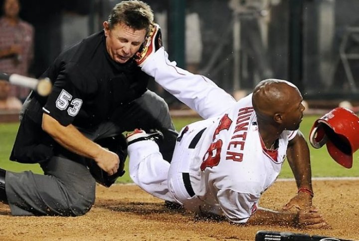 Umpire Greg Gibson gets a spike to the face from the Angels' Torii Hunter. Photo courtesy of SI.com