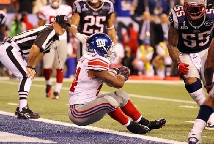 New York running back Ahmad Bradshaw (44) reluctantly crosses the goal line to put the Giants up 21-17 late in the fourth quarter. Photo courtesy of SI.com