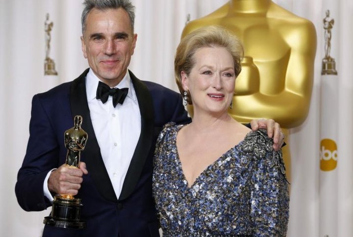 Daniel Day Lewis (L) poses with presenter Meryl Streep. ©REUTERS