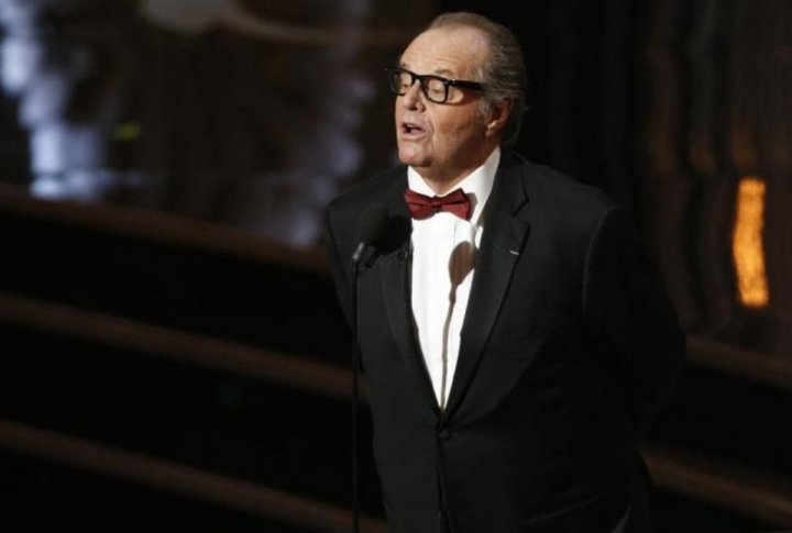 Actor Jack Nicholson presents the award for best motion picture. ©REUTERS