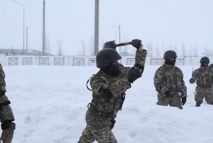 Soldiers learning to eliminate the target with pioneer spade. Photo by Marat Abilov©