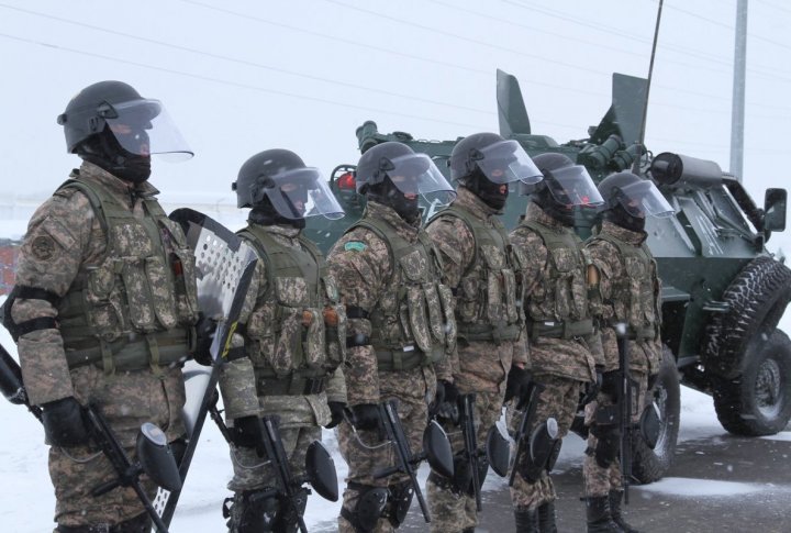 Soldiers before to the weapons training. Photo by Marat Abilov©