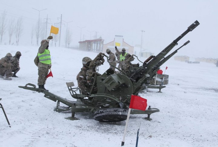 Placing the anti-aircraft gun on alert. Photo by Marat Abilov©