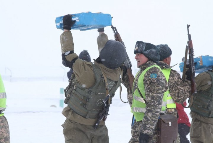 The soldier has to lift the 12-kg box with weapons 20 times. Photo by Marat Abilov©