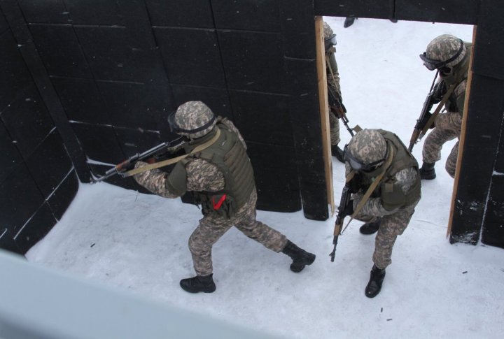 Soldiers training speed shooting with live rounds. Photo by Marat Abilov©