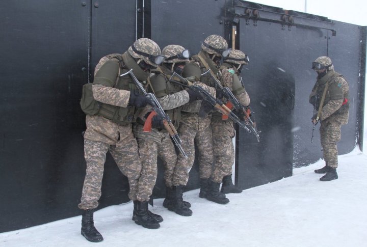 Soldiers training speed shooting with live rounds. Photo by Marat Abilov©