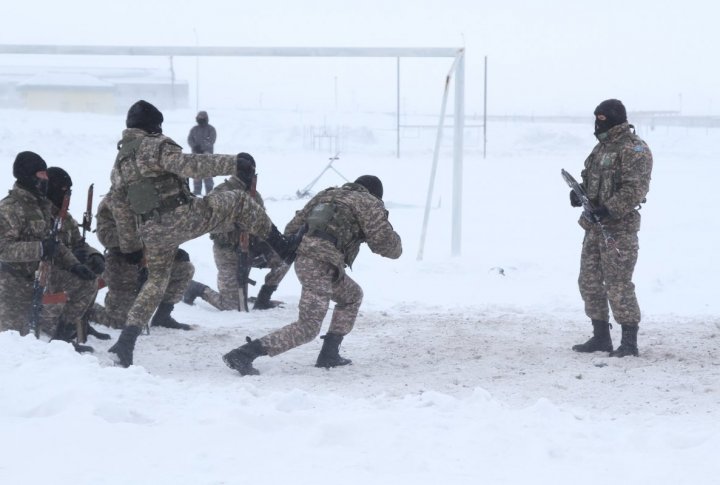 A tentative kidnapping during close combat training. Photo by Marat Abilov©