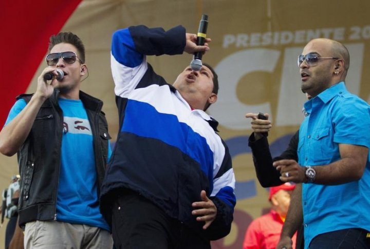 Venezuelan President Hugo Chavez (C) sings during an election rally in Caracas. ©REUTERS/Carlos Garcia Rawlins