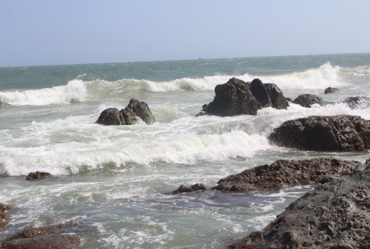 Waves in the Eastern Sea can be strong and high. Photo by Roza Yessenkulova©