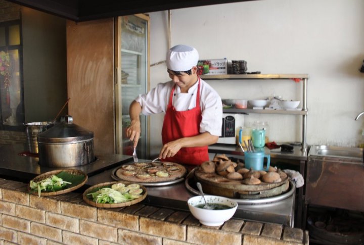 Vietnamese restaurants have open kitchens. Photo by Roza Yessenkulova©