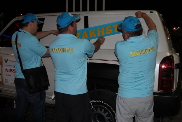 Having passed the administrative control, the crews washed their cars and starting sticking the logos of partners, sponsors and start numbers. Tengrinews.kz©