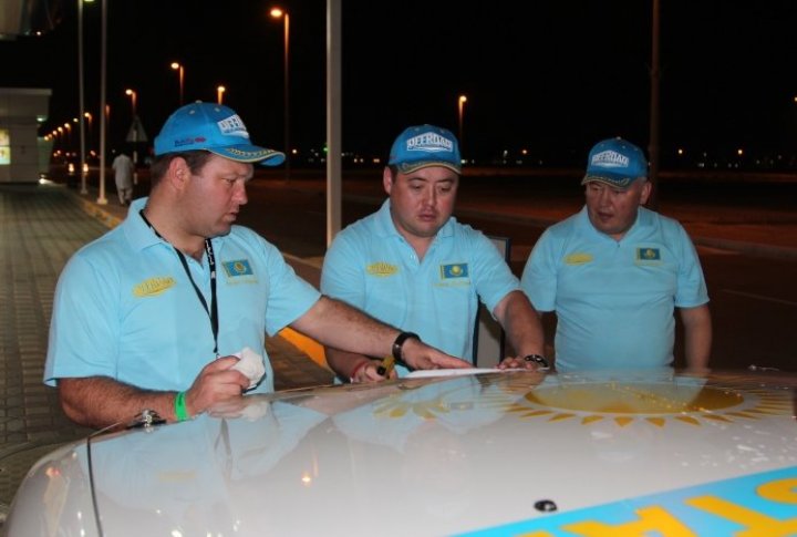 Having passed the administrative control, the crews washed their cars and starting sticking the logos of partners, sponsors and start numbers. Tengrinews.kz©