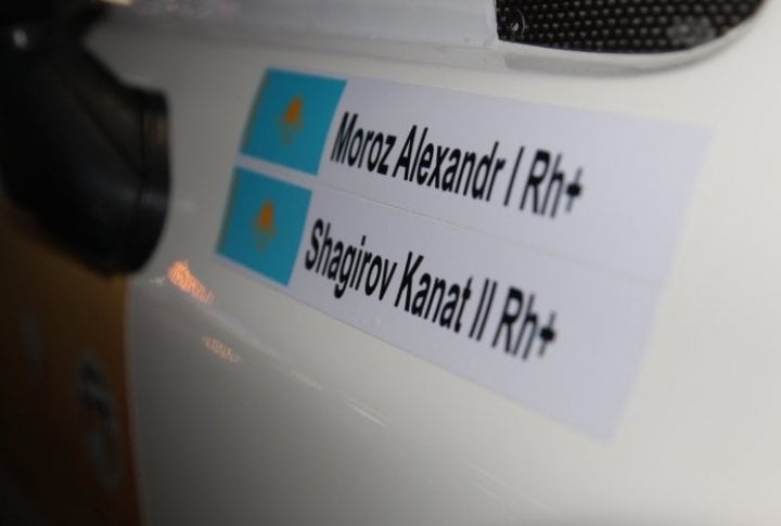 Having passed the administrative control, the crews washed their cars and starting sticking the logos of partners, sponsors and start numbers. Tengrinews.kz©