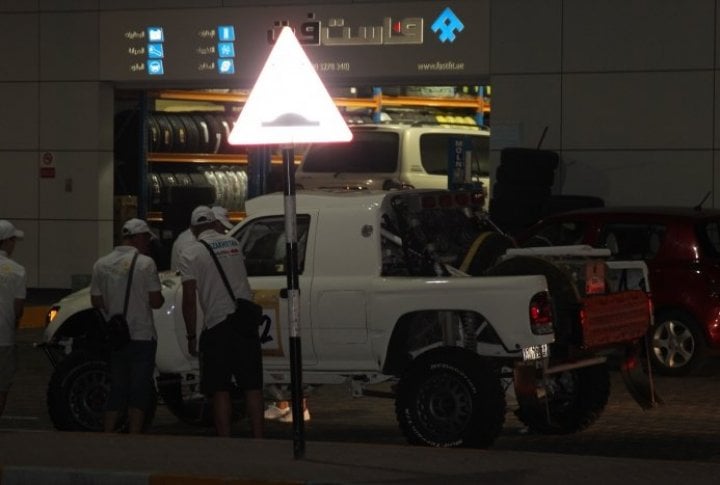 Having passed the administrative control, the crews washed their cars and starting sticking the logos of partners, sponsors and start numbers. Tengrinews.kz©