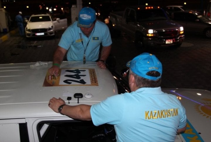 Having passed the administrative control, the crews washed their cars and starting sticking the logos of partners, sponsors and start numbers. Tengrinews.kz©