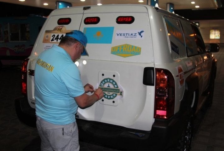 Having passed the administrative control, the crews washed their cars and starting sticking the logos of partners, sponsors and start numbers. Tengrinews.kz©