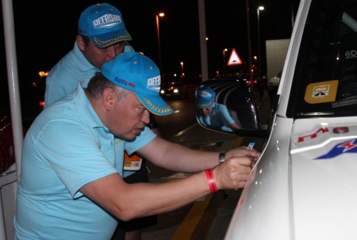 Having passed the administrative control, the crews washed their cars and starting sticking the logos of partners, sponsors and start numbers. Tengrinews.kz©