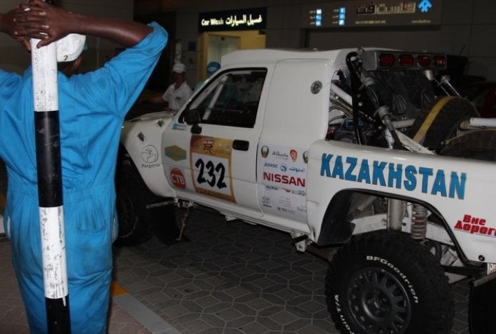 Having passed the administrative control, the crews washed their cars and starting sticking the logos of partners, sponsors and start numbers. Tengrinews.kz©