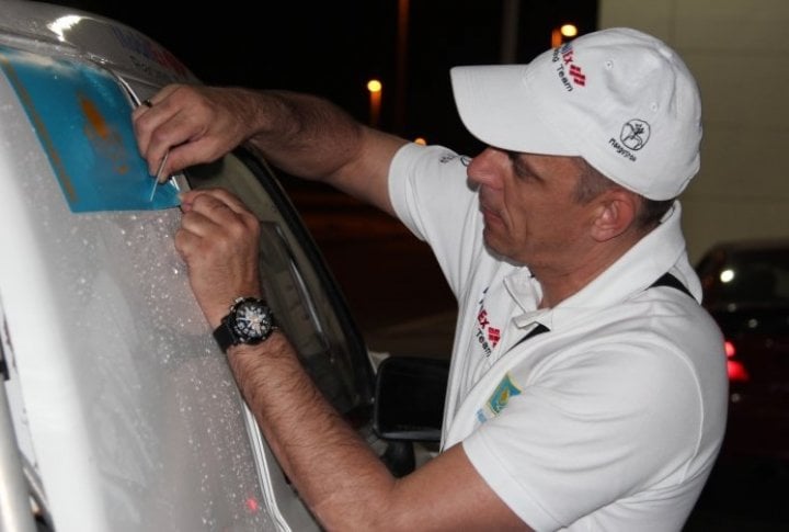 Having passed the administrative control, the crews washed their cars and starting sticking the logos of partners, sponsors and start numbers. Tengrinews.kz©