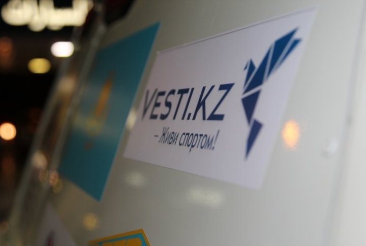 Having passed the administrative control, the crews washed their cars and starting sticking the logos of partners, sponsors and start numbers. Tengrinews.kz©