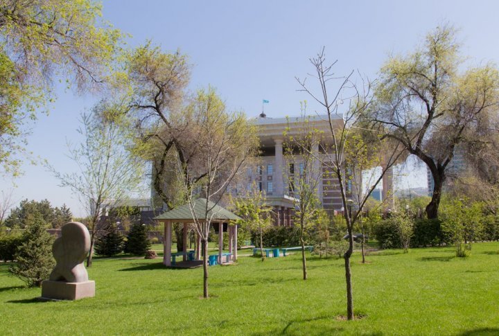 Park near Kazakhstan First President Fund. Photo by Yaroslav Radlovskiy©