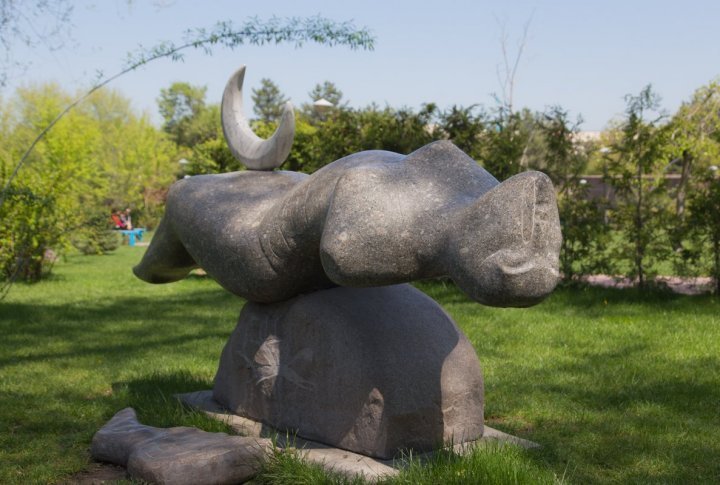 A park sculpture symbolizing a woman. Photo by Yaroslav Radlovskiy©