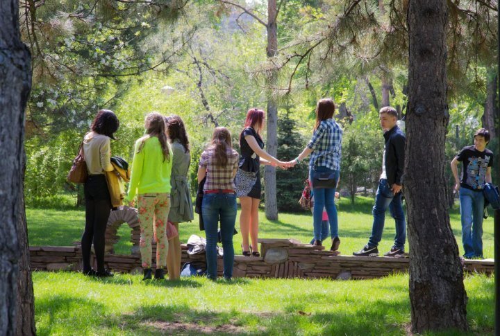 Students frequently gather in the park. Photo by Yaroslav Radlovskiy©