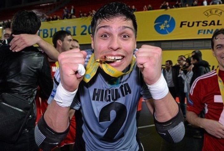 Kairat goalkeeper Higuita holding the gold medal. Photo by vesti.kz©