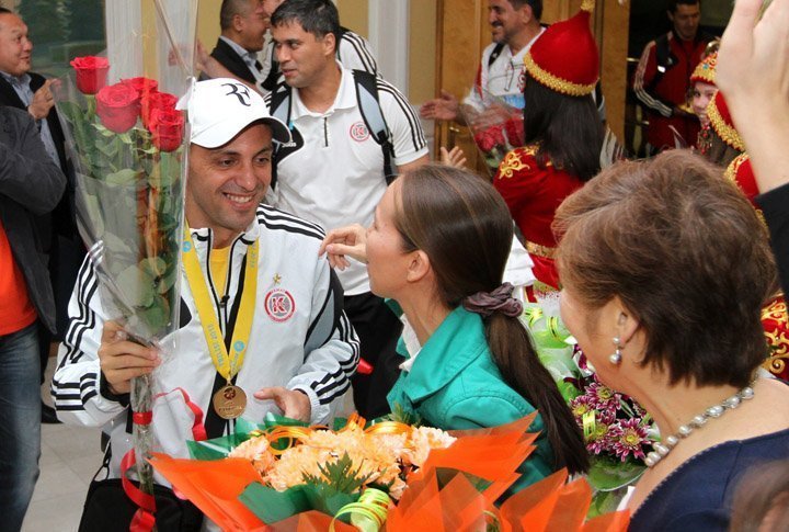 Families meet the sportsmen in Almaty airport. Photo by Vladimir Dmitriyev©