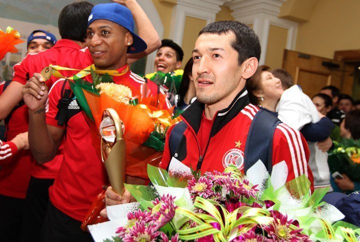 Kairat captain Dinmukhambet Suleimenov holds the cup in Almaty. Photo by Vladimir Dmitriyev© 